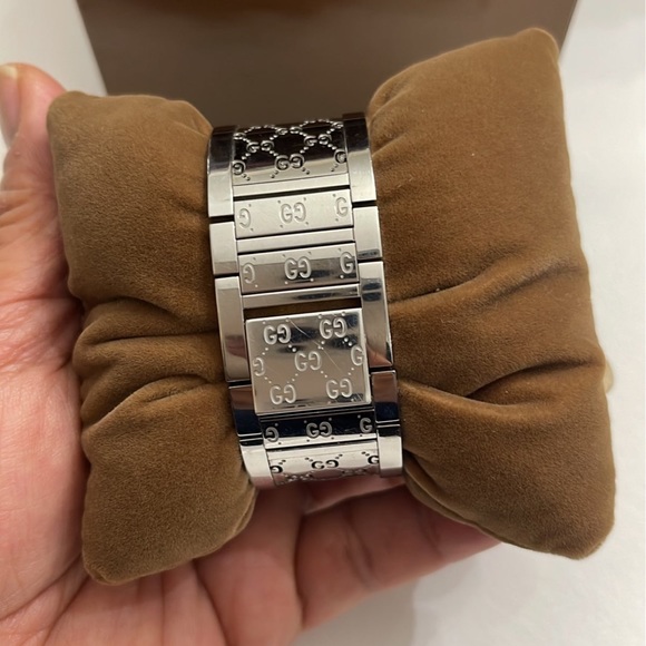 Gucci Bangle Twirl Watch with GG Engraved on silver - Picture 6 of 9